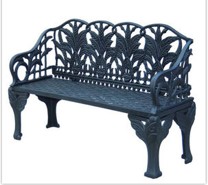Antyczny zielony długi żeliwny stół i krzesła / żeliwna ławka w parku