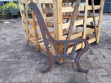 Vintage Antique ławce w parku kończy się na dekoracji ulicy, części ławki żeliwne