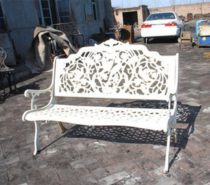 Rattanowy biały żeliwny stół i krzesła / antyczny metalowy fotel zewnętrzny