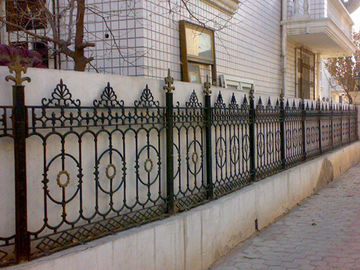 Yard Decoration Białe żeliwne ogrodzenia z grilla / niestandardowe ogrodzenia z kutego żelaza